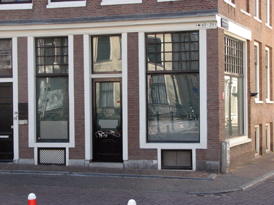820636 Gezicht op de voormalige winkelpui van het hoekpand Nieuwegracht 29 - 29bis te Utrecht; rechts de ...